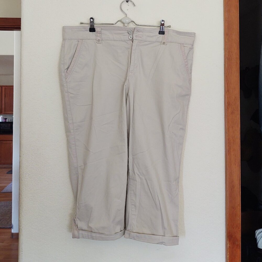 SIZE 16 GLORIA VANDERBILT ALL AROUND SLIMMING EFFECT BUTTON ROLL UP CAPRI